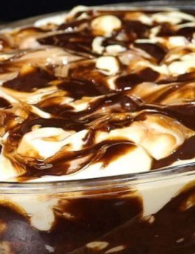 Sobremesa cremosa ninho trufado em travessa decorada