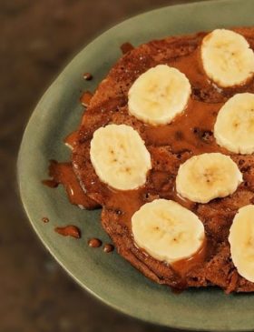 Panqueca de café fit com cobertura proteica e rodelas de banana