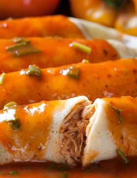 Panqueca de frango recheada e gratinada