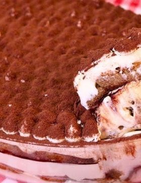 Pavê de café com cream cheese servido em taças decoradas.