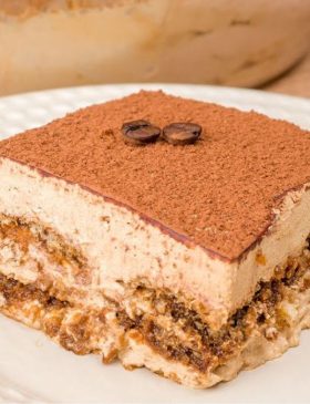 Pavê de café simples cremoso com cacau polvilhado por cima