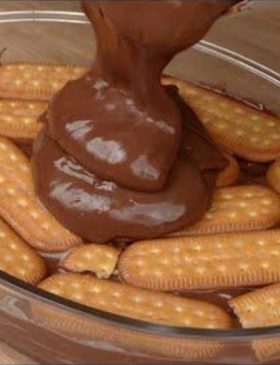 Pavê de chocolate cremoso decorado com raspas de chocolate