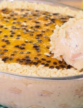 Pavê de maracujá com recheio que não vai ao fogo decorado com geleia brilhante