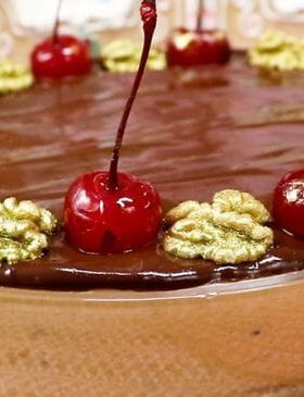 Pavê de Natal com cobertura de chocolate e nozes