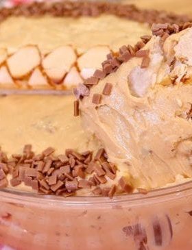 Pavê folhado de doce de leite com nozes decorado com confeitos de chocolate