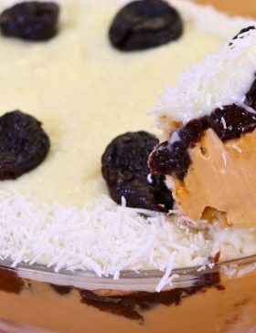 Pavê Olho de Sogra cremoso decorado com ameixas