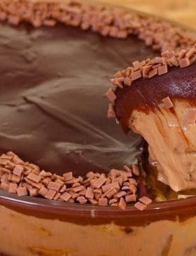 Pavetone de Natal decorado com nozes e chocolate