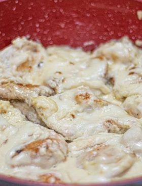 Peito de frango cremoso ao molho branco servido na panela