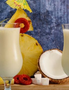 Copo de Piña Colada decorado com abacaxi e cereja