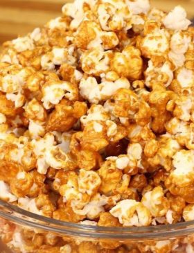 Pipoca doce de cinema crocante e caramelizada