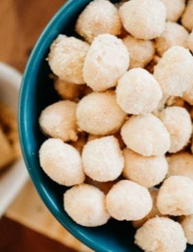 Pipoca gourmet com chocolate branco e leite em pó