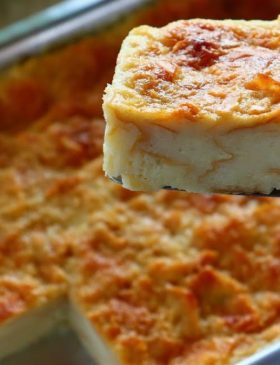 Pudim de pão fácil e econômico servido gelado em pedaços