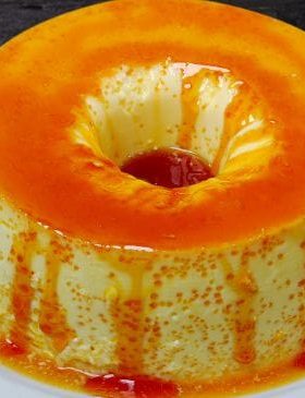 Pudim sem forno cremoso desenformado em prato