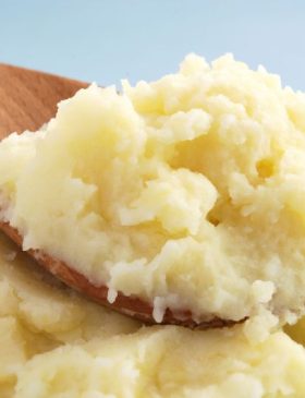 Purê de batata cremoso servido em uma tigela