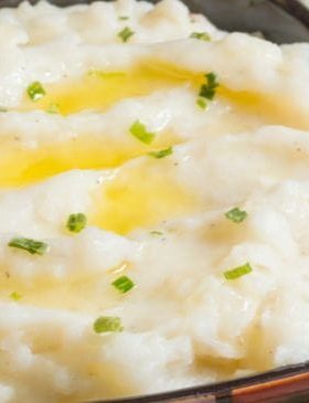 Purê de batatas cremoso, servido em prato branco