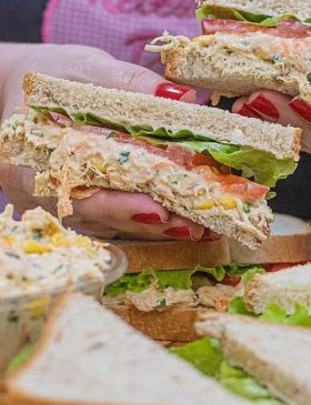 Recheio de frango cremoso para sanduíche natural