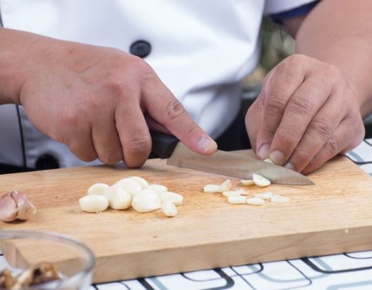 Como Tirar o Cheiro de Alho e Cebola das Mãos Mãos sendo lavadas para remover cheiro de alho e cebola
