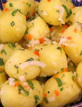 Salada de batata bolinha temperada com limão e azeite