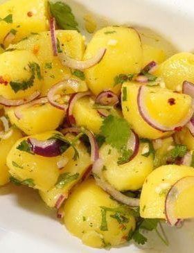Salada de batata com molho de azeite e coentro