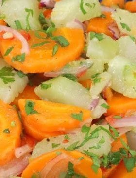 Salada de chuchu com cenoura, cebola e cheiro-verde servida em tigela branca