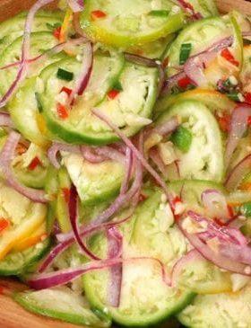 Salada de jiló com cebola roxa, pimenta e cheiro-verde servida em tigel