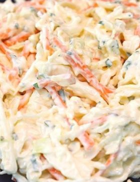 Salada de repolho cremosa com cenoura e molho de iogurte