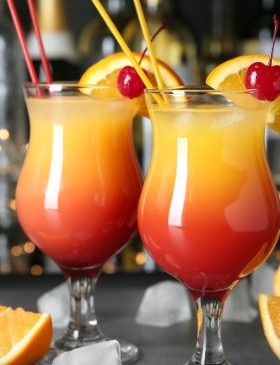 Sex on the Beach servido em copo alto com laranja e cereja