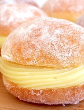 Sonho de padaria tradicional recheado com creme