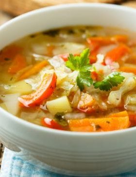 Sopa de legumes caseira servida em um prato fundo