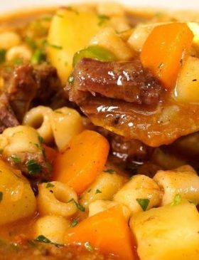 Sopa de músculo com legumes e macarrão servida em prato fundo