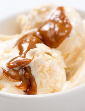 Sorvete de doce de leite caseiro em uma tigela