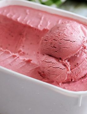 Sorvete de Morango Natural cremoso e com pedaços de morango