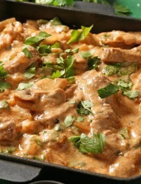 Strogonoff de Carne com Batata Palha