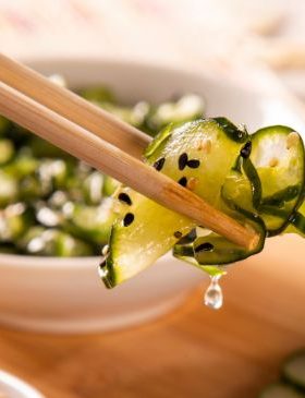 Sunomono de pepino com gergelim