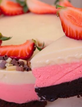 Torta Brownie Napolitana com camadas de mousse de morango e chocolate branco