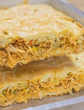 Torta de frango de liquidificador dourada e cortada em pedaços