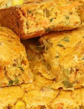 Torta de Liquidificador pronta, com recheio de frango e legumes