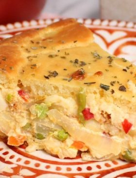 Torta cremosa de palmito caseira dourada e recheada