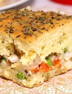 Torta de palmito caseira dourada e cremosa