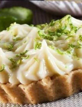 Tortinha de limão decorada com raspas de limão