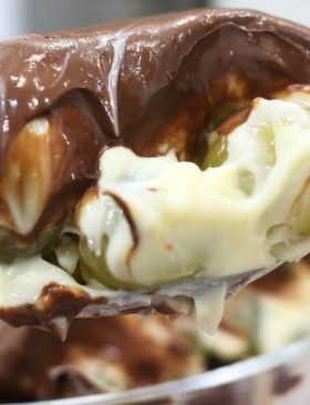Bombom de uva na travessa com creme de leite ninho e ganache