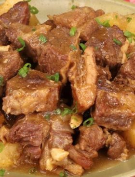 Vaca Atolada com mandioca e costela servida no prato