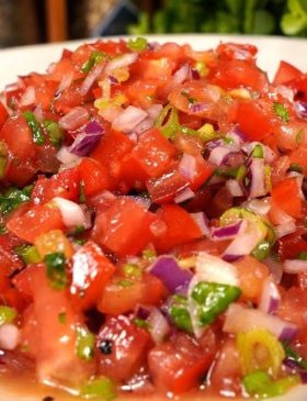 Vinagrete de tomate fresco com cebola e cheiro-verde em tigela