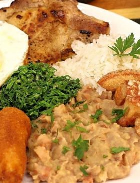 Prato de virado paulista completo com tutu, bisteca, ovo frito e banana à milanesa