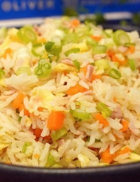 Yakimeshi super prático com arroz, ovos e legumes