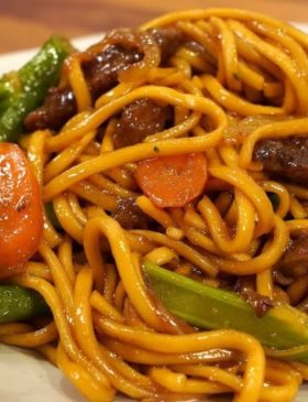 Yakisoba caseiro rápido e fácil com carne, legumes e molho oriental